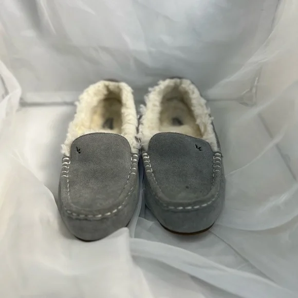 Koolaburra by UGG Grey Cream Plush Slippers Moccasins Size 7 - Picture 1 of 9